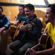 Tom si konečně pořádně zahrál s Johnym na kytaru, a když se unavil, předal ji Ježkovi