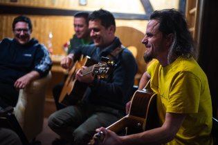 Tom si konečně pořádně zahrál s Johnym na kytaru, a když se unavil, předal ji Ježkovi