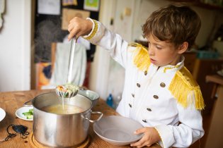 Tato polévka podle Kuchařky ze Svatojánu se našim kuchařům z Bystrce fakt povedla