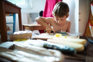 Chystáme svačinku na piknik u přehrady - zde krájení nesýra