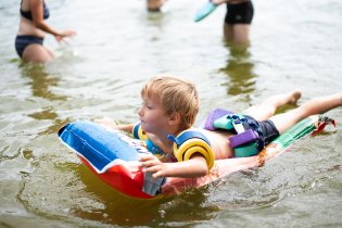 Viki se na lehátku cítil úplně jako doma