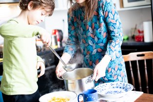 Ráďo, opravdu si troufáš i na vroucí polévku? - A co ty,. mami?