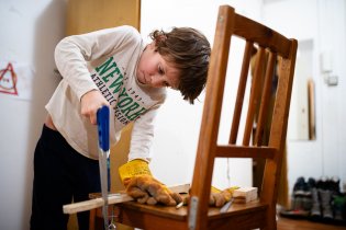 Ráďa se vrhl do práce se dřevem