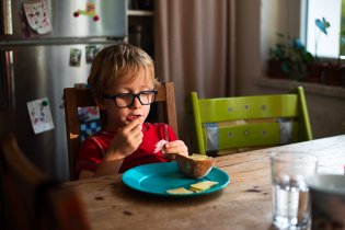 Je libo krajíček chleba?