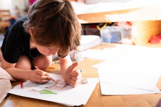 Ráďa začíná do svých kreseb přidávat stínování a perspektivu, ani vlastně nevíme, kde k tomu přišel