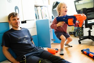 Radovan je z ozbrojeného Vikiho trochu nerfózní