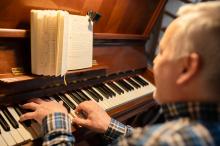 Marcel vytahuje staré šlágry