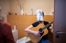 Adam nemohl dorazit osobně, dárek tedy předal aspoň jeho avatar