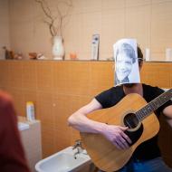 Adam nemohl dorazit osobně, dárek tedy předal aspoň jeho avatar