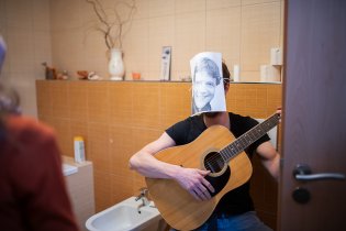 Adam nemohl dorazit osobně, dárek tedy předal aspoň jeho avatar