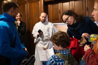 Ráďa si půjčil další dvě knihy vtipů a ještě ten den je obě dočetl!