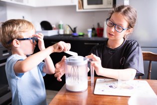Co myslíš, Viki, bude-li z toho šlehačka, nebo nebude-li z toho šlehačka (Byla - po dalších 20 minutách a zapojení asi 4 lidí :)