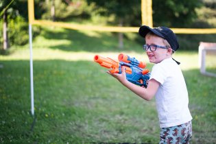 Stůj, nebo střelím (ale úsměv naznačuje, že to možná nemyslí tak úplně vážně)