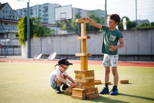 Obří Jenga pro ty, kdo u deskových her moc dlouho sedět nevydrží