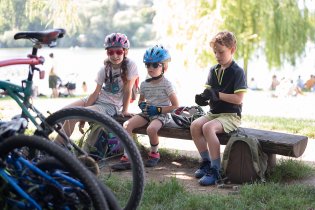 Peloton úspěšně dojel až k přehradě