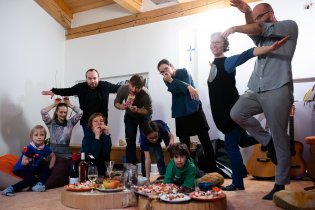 Cesta k dárku nebyla jednoduchá a zahrnovala například focení dravé zvěře