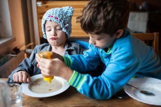 A dej mi tam toho medu přesný množství, jasný?