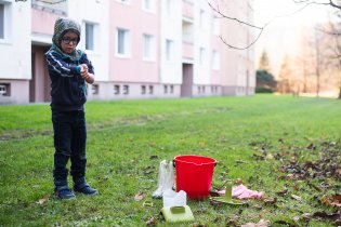 Na čištění krmítka před sezónou si pořádně vyhrneme rukávy