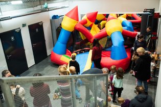 Dětí bylo tolik, že skákací hrad se raději skácel