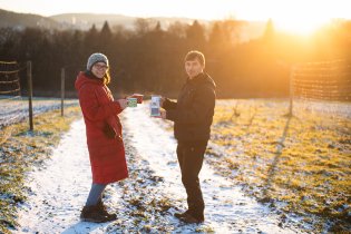 Polní čajovna v zapadajícím slunci - a čokoláda jako bonus