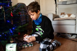 Tonda zpozadí sleduje, jak Radovánek prožívá své druhé Vánoce