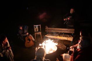 A hrálo se a zpívalo se a kdo se seděl u ohně, tomu bylo teplo alespoň zepředu