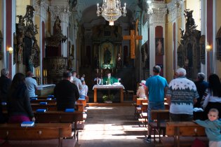 To takhle přijdete do kostela v Radnicích a potkáte tam komínského farníka... jako doma :)