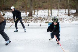 Ráďa hraje hokej se zápalem sobě vlastním