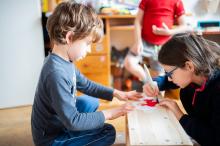 Jak krásně spolupracují! (A o tom, že se brzy nato dost hustě o té stejné poličce pohádali, vědět chcete, nebo raději ani ne?)