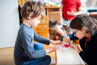 Jak krásně spolupracují! (A o tom, že se brzy nato dost hustě o té stejné poličce pohádali, vědět chcete, nebo raději ani ne?)