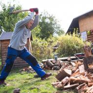 Některé momenty na školkové brigádě vypadají fakt nebezpečně