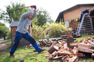 Některé momenty na školkové brigádě vypadají fakt nebezpečně