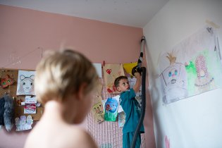 Čekáme návštěvu - musíme vysát pavučiny z rohů!