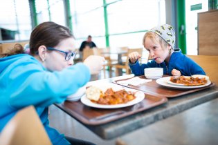 Ráďa byl tak nadšen z restaurace Globus, kde si můžete dát samotné brambory, že nás tam vzal všechny na sobotní oběd