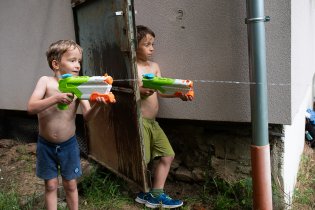 A na vodní bitku. Nevím, na koho ti dva mířili, ale nechtěla bych být v jeho kůži