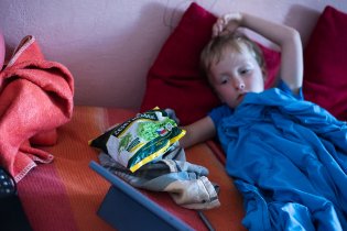 Naražené prstíky v kombinaci s mraženým hráškem a pohádkou jsou rázem o něco méně bolavé