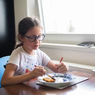 Copak ještě nikdy neslyšela: Nejez ten řízek bez chleba? :)