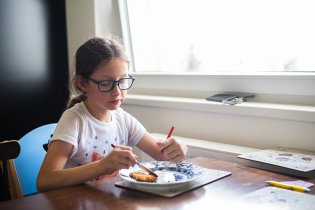Copak ještě nikdy neslyšela: Nejez ten řízek bez chleba? :)
