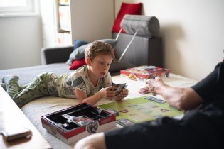 Ráďa se pokouší vysvětlit dědovi, jak se hrajou Pokémoni