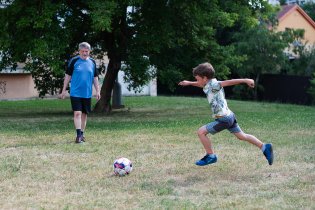 A děda poučuje Ráďu, co se kopání do balonu týče