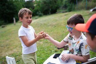 Na začátek oslavy je potřeba pogratulovat a předat dary