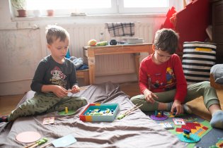 Za pomoci hůlek procvičujeme jemnou motoriku