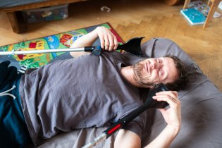 Tom naopak za pomoci berlí procvičoval motoriku hrubou