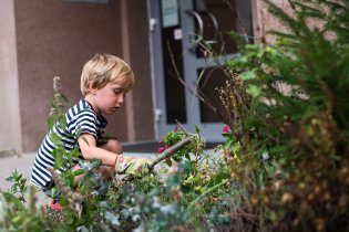 Šel zahradník do zahrady s motyčkou