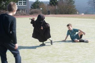 Po hřišti se pohybuje tajemná postava v černé kápi