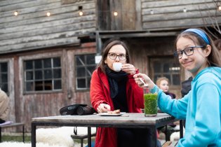 A už se dá sedět na zahrádce!