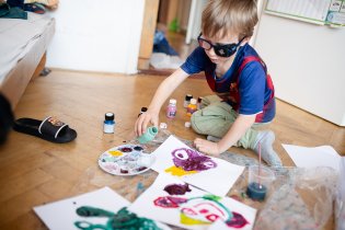 Viki vytáhl barvičky