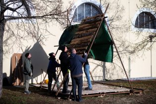 Když se kácí betlém, nelítají tříšky