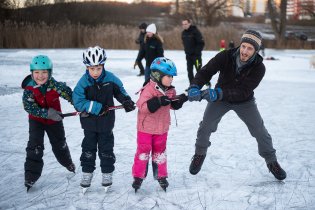 Při této nevinně vypadající aktivitě si Tom brutálně namohl ruku