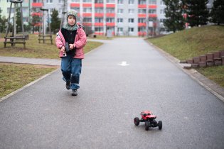 Viki vzal svůj terénní auťák na hřiště s boulema
